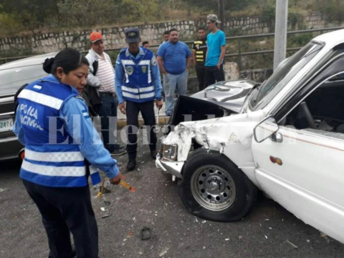 Fuerte choque causado por conductora ebria deja una persona herida en entrada a colonia Los Robles