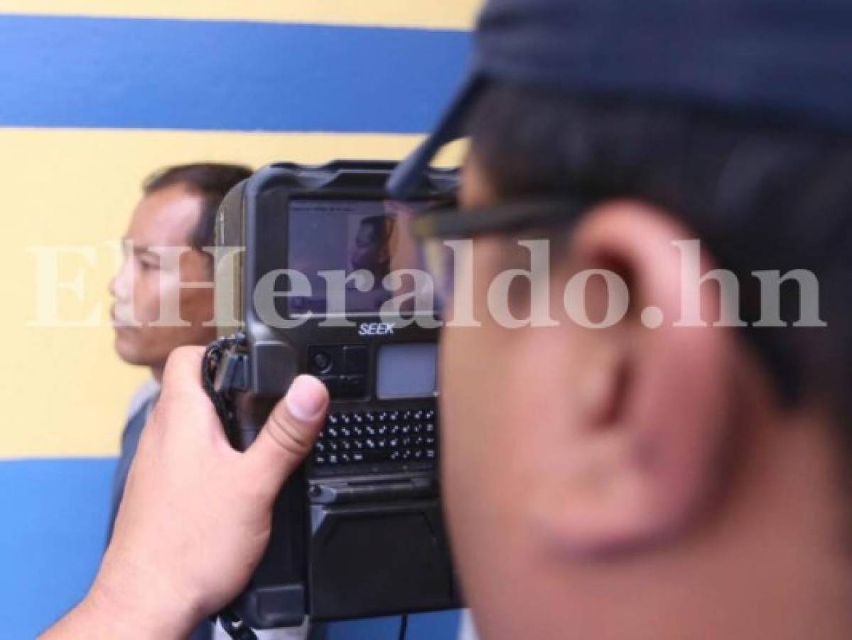 Los efectivos de la DPI tomaron fotografías y otros datos para identificar a los extranjeros que viajaban de manera irregular, foto: Johny Magallanes/El Heraldo/Noticias de Honduras/Sucesos de Honduras/El Heraldo Honduras.
