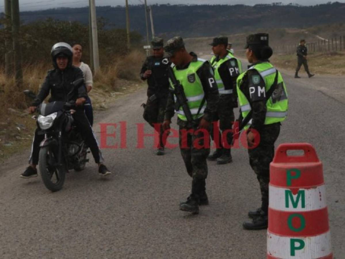 La Policía Militar del Orden Público (PMOP) también se ha sumado a las labores de rescate.