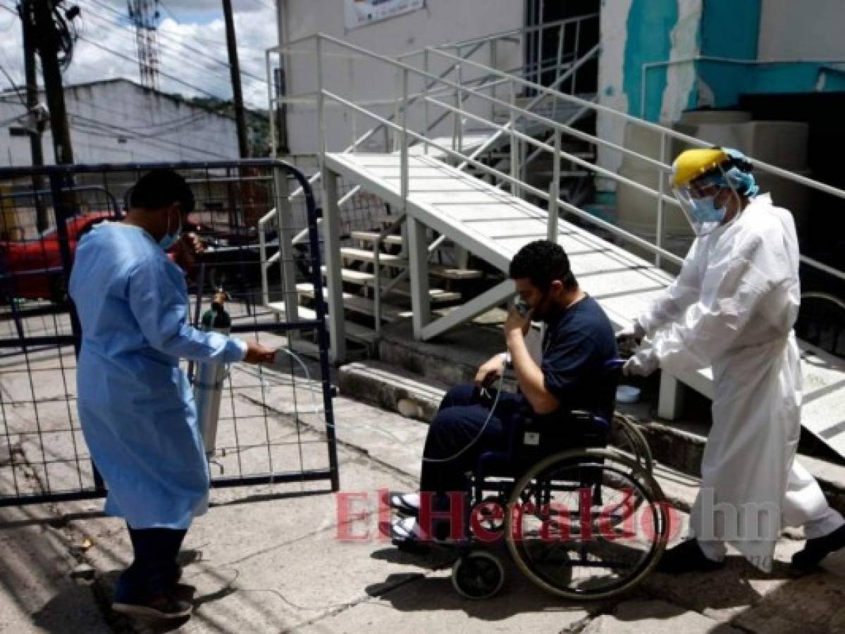 Pacientes mueren de covid-19 en los triajes por colapso en hospitales
