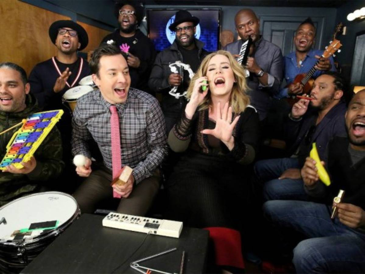 Adele canta 'Hello' con Jimmy Fallon usando instrumentos para niños tras entrevista