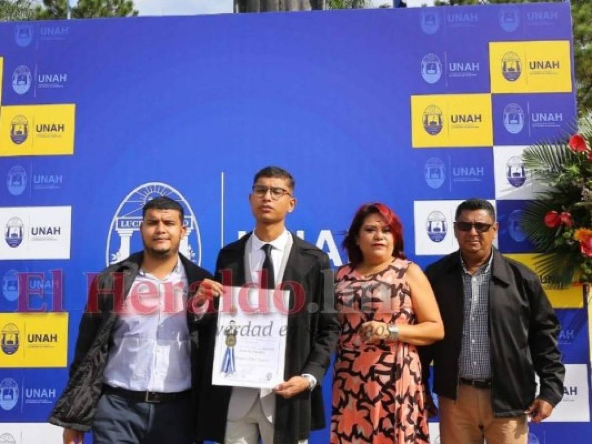 'El conocimiento es poder': Joven se gradúa con honores de Ingeniería Eléctrica en la UNAH