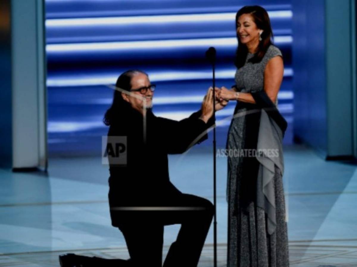 Director de los Oscar pide matrimonio en los Emmy