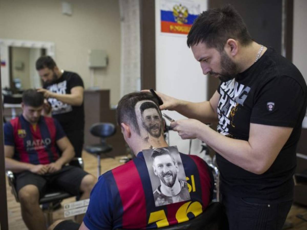 Un peluquero diseña a Messi y a Cristiano Ronaldo en las cabezas de sus clientes en Serbia