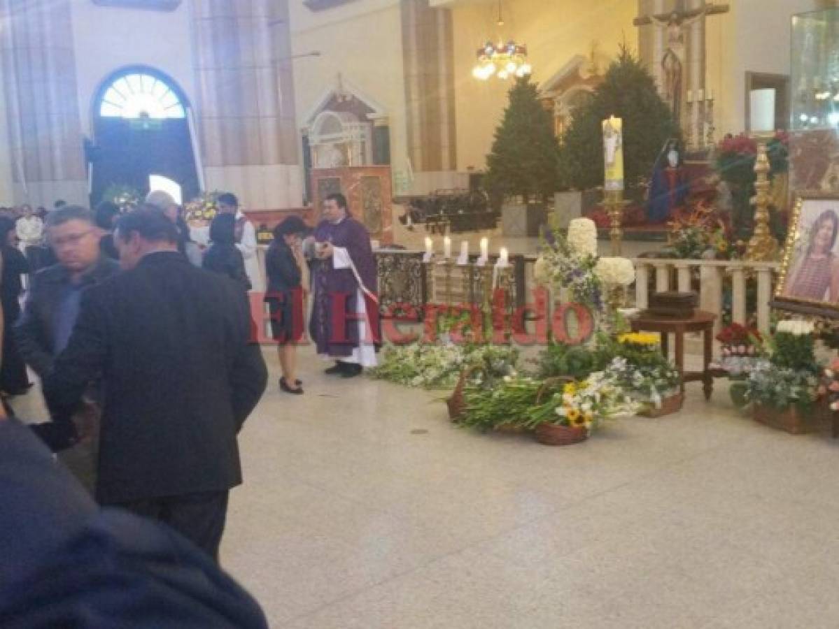 Varios arreglos florales llegaron en memoria de las víctimas.