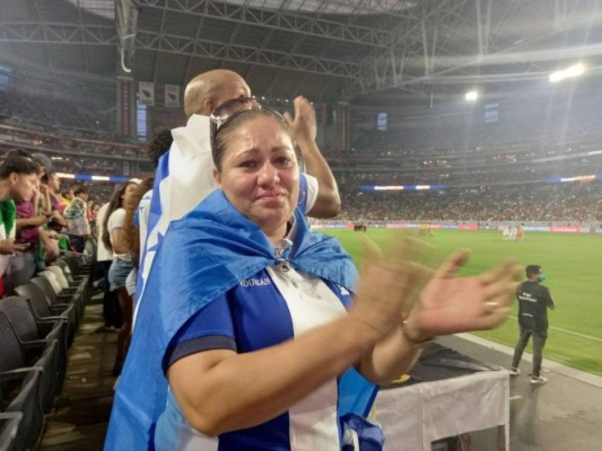 Ana, una santabarbarense que lloró cantando el Himno Nacional de Honduras