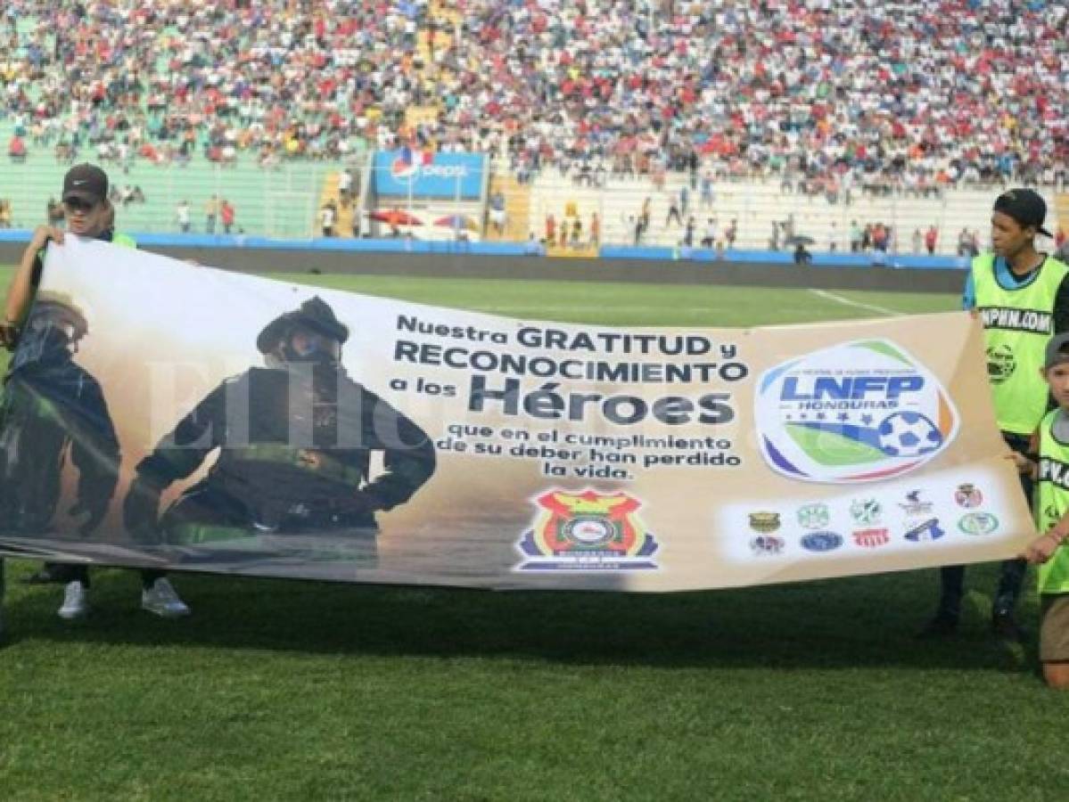 Al homenaje de la Liga Nacional se sumó la afición presente en el estadio Nacional este domingo.