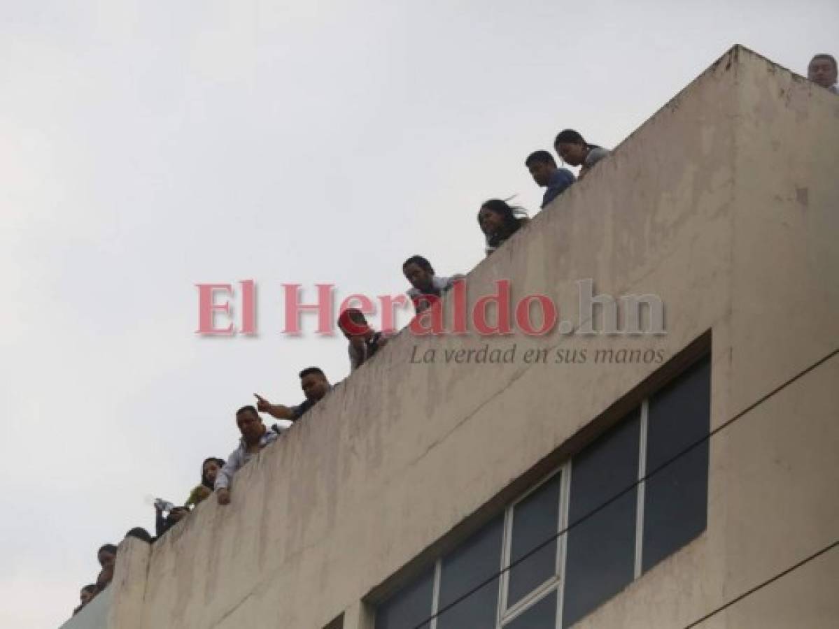 Las personas clamaban por pronta ayuda. Así se refugiaron en la azotea del edificio. Foto Marvin Salgado| EL HERALDO