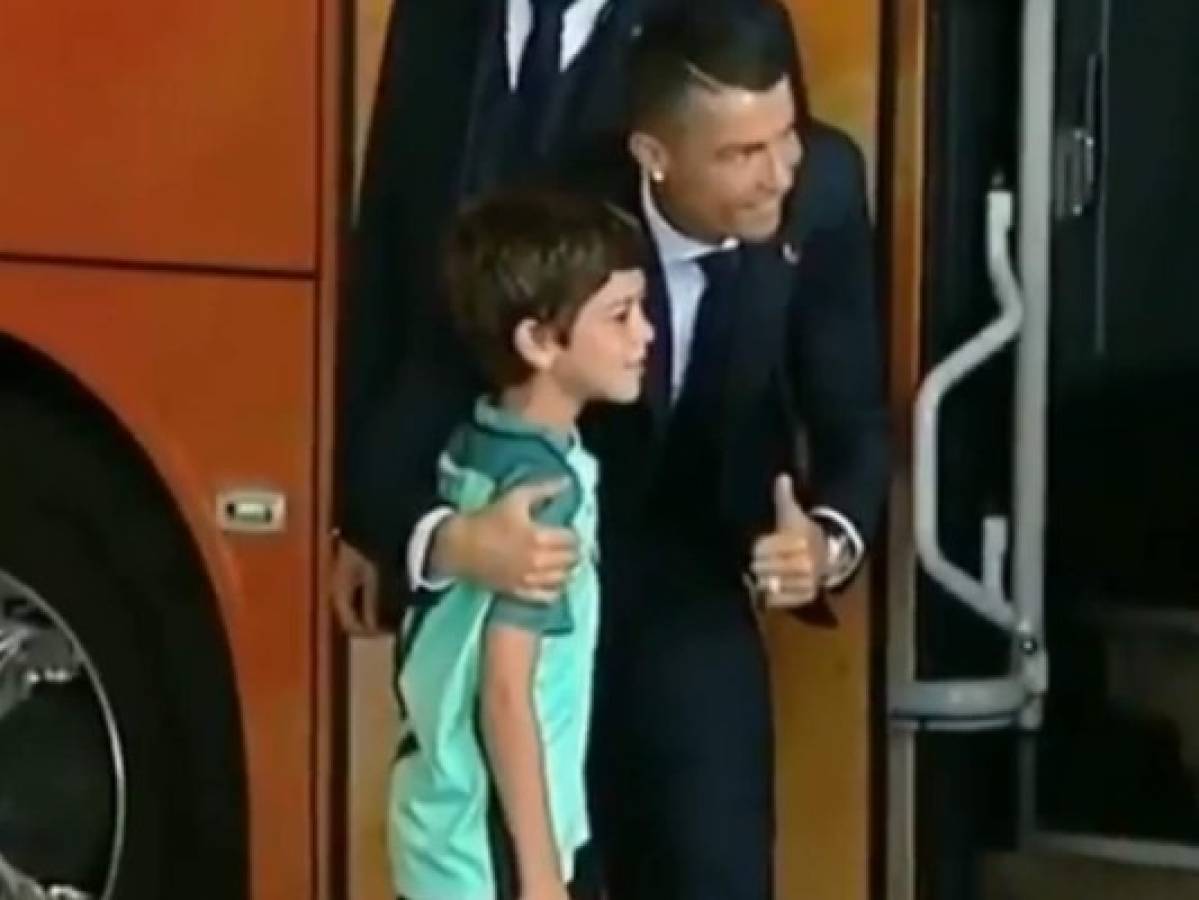 Tierno gesto de Cristiano Ronaldo con un pequeño fanático