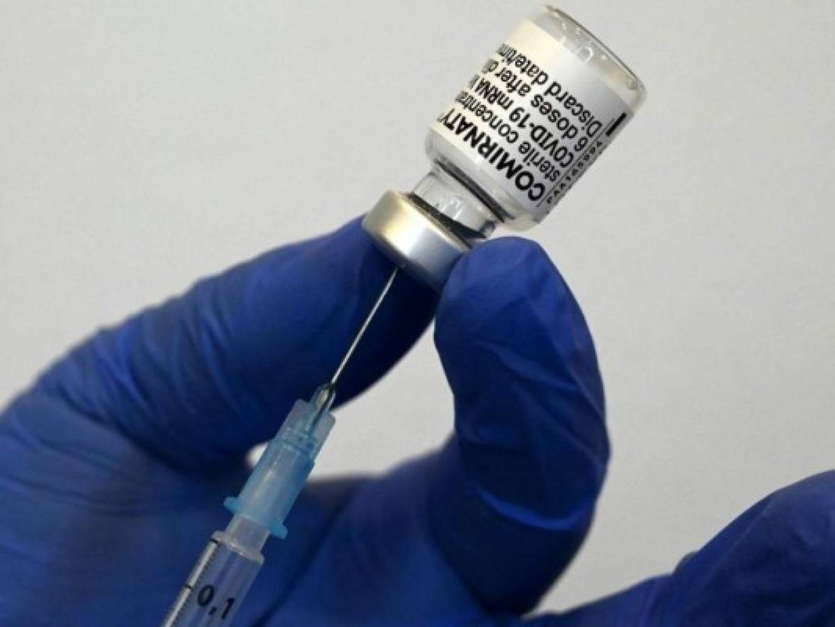 Por error inyectan seis dosis de la vacuna Pfizer a joven italiana