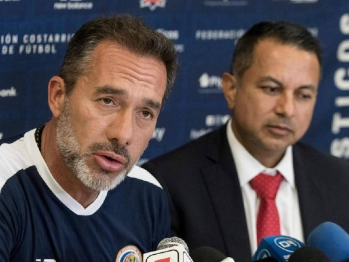 Uruguayan Gustavo Matosas (L), head coach of Costa Rica's national football team, speaks next to the president of the Costa Rican Football Federation Rodolfo Villalobos, during a press conference in San Jose, on September 04, 2019. - Matosas announced on Wednesday his decision to leave his post after alleging that he feels unproductive because of the short time he has with the players. (Photo by Ezequiel BECERRA / AFP)