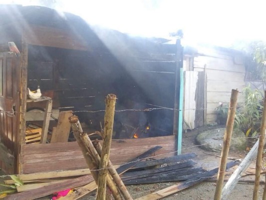 Pobladores de los bordos de El Pedregal queman sus viviendas ante anuncio de desalojo