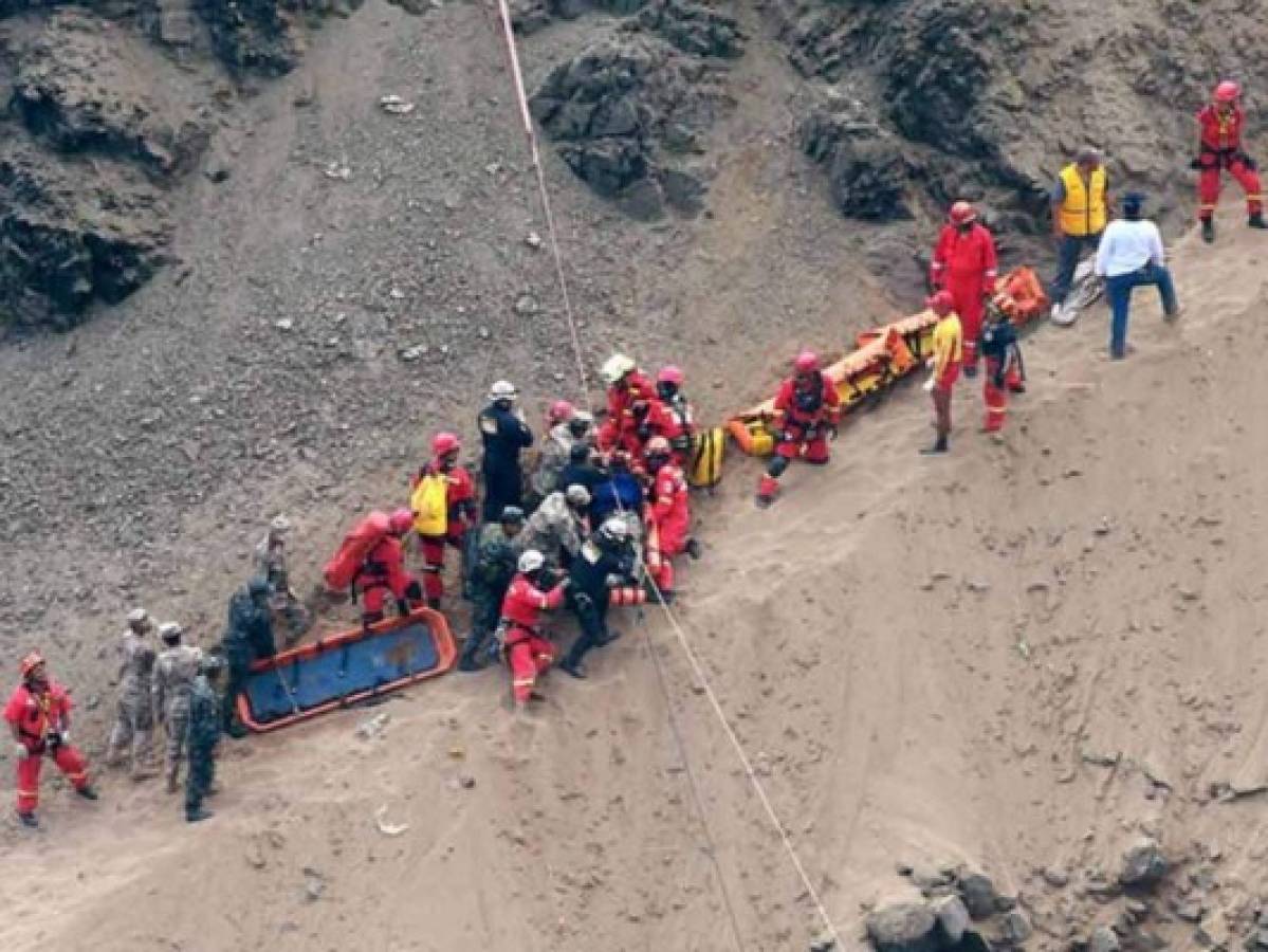 Al menos 21 muertos deja caída de bus en Andes de Perú