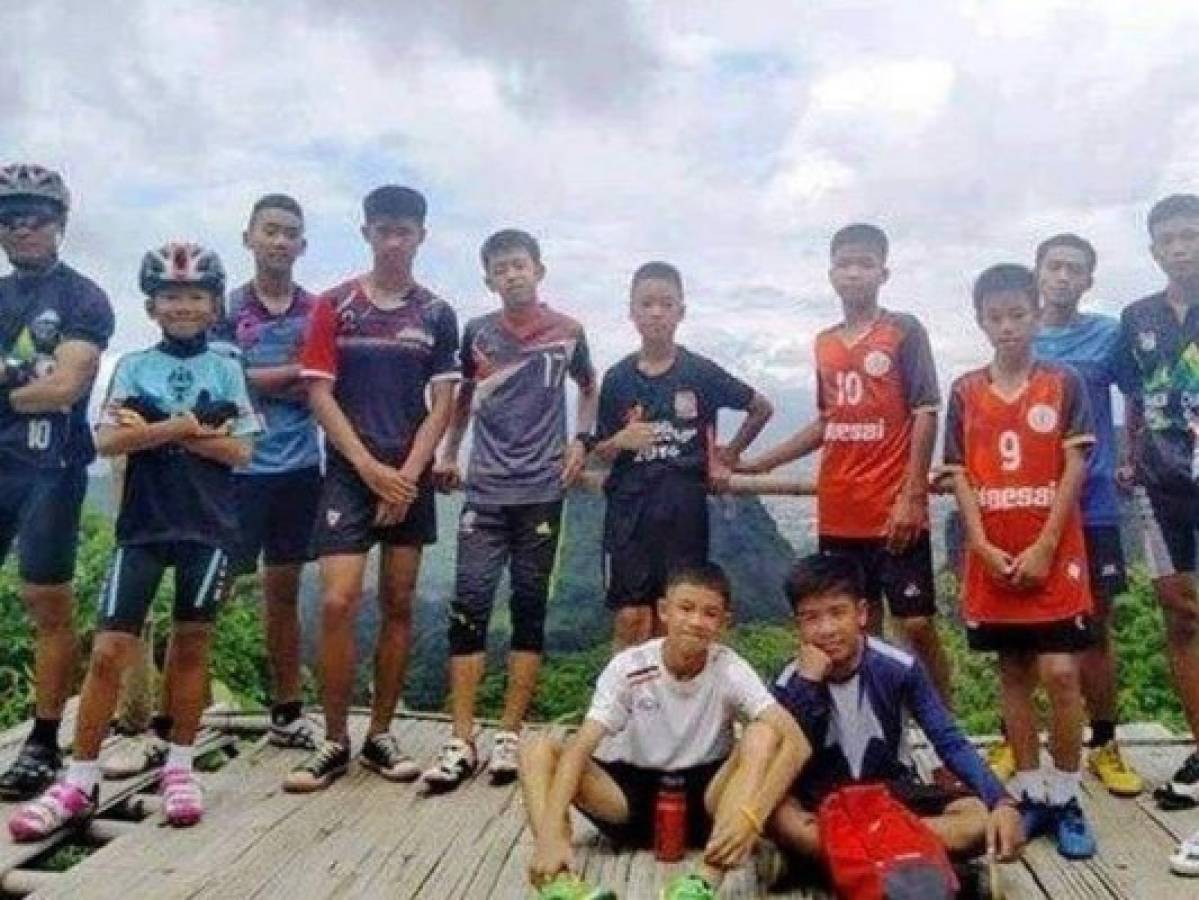 FIFA invitará a los niños atrapados en la cueva de Tailandia