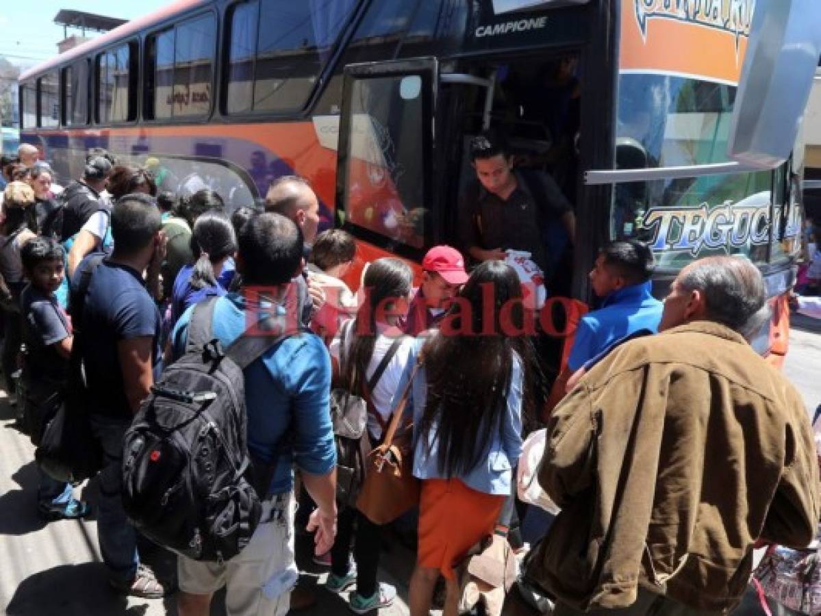 Abarrotadas terminales de buses en la capital de Honduras previo a Semana Santa