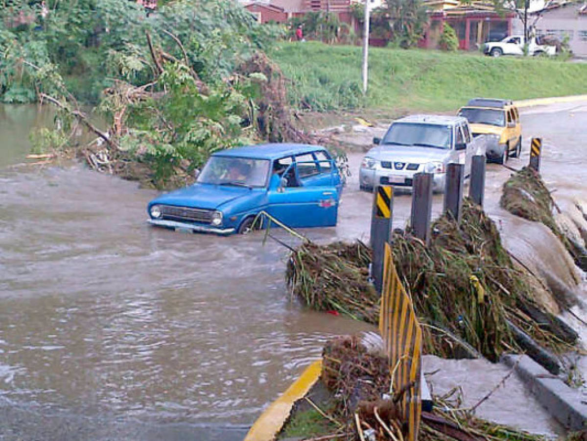 Corriente arrastra vehículo en San Pedro Sula; un muerto y un desaparecido
