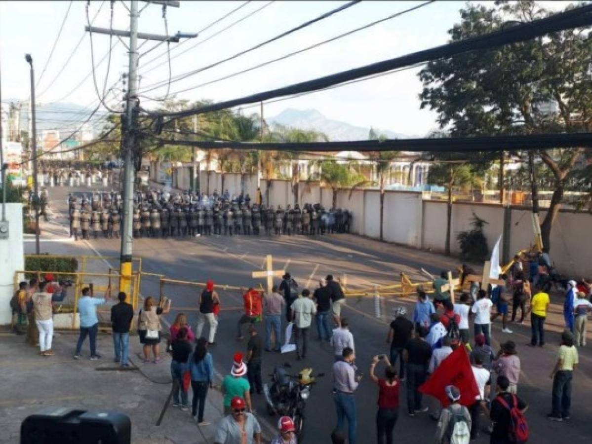 Violento enfrentamiento entre manifestantes y militares deja marcha de la Alianza de Oposición