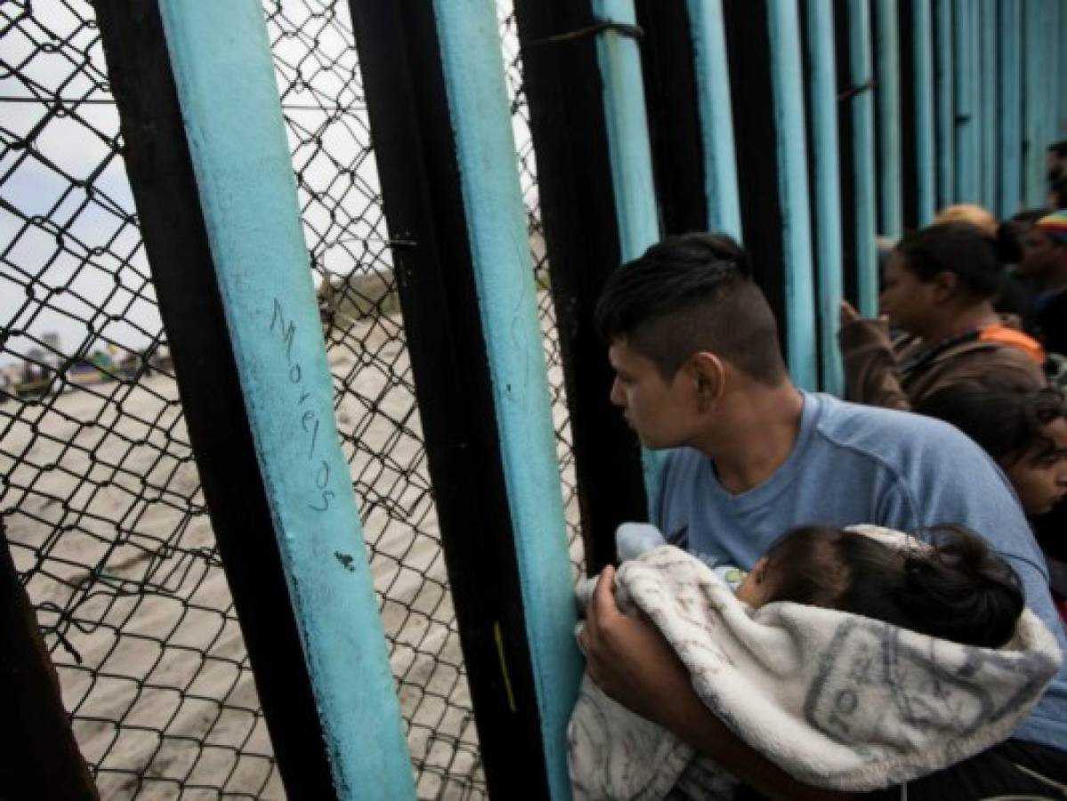 Migrantes que intenten cruzar en familia a Estados Unidos serán separados