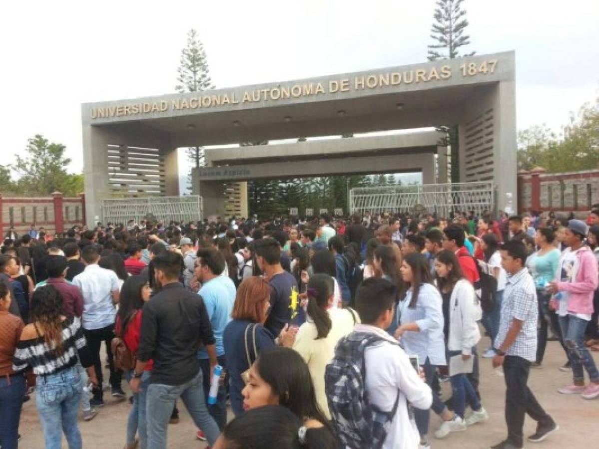 Estudiantes aspiran ingresar a la Universidad Nacional Autónoma de Honduras