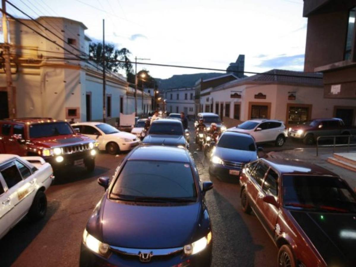 Unas 10 zonas de Tegucigalpa reportan extensas filas vehiculares