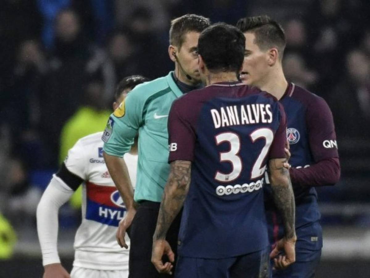 Dani Alves, con su 'par bien puestos', se defiende de su expulsión ante Lyon