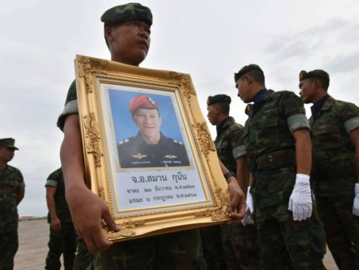 Muere buzo mientras ayudaba a los niños atrapados en la cueva en Tailandia