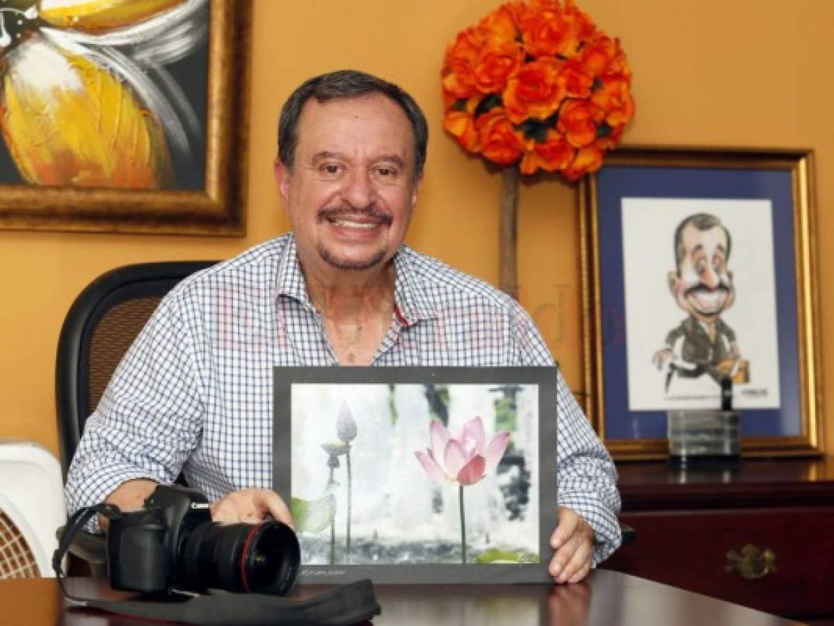 Solís además ha sido fotógrafo. Acá muestra su cámara y además una de sus obras. Foto: Marvin Salgado / El Heraldo.