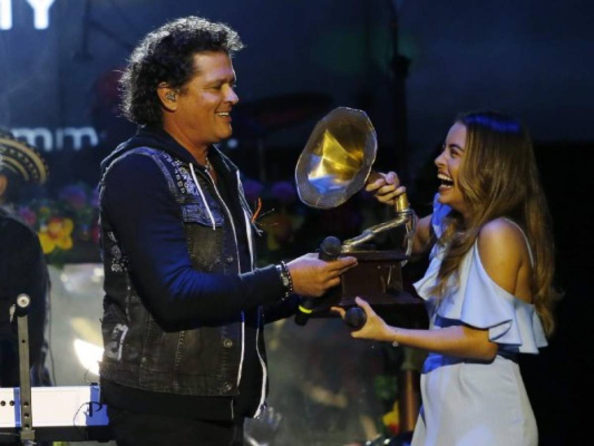 Carlos Vives entrega beca a la joven cantante colombiana Nicolle Horbath