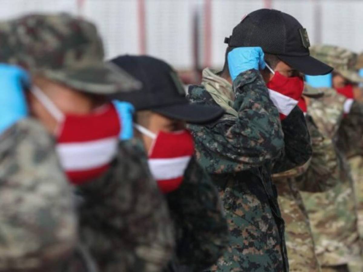 Futbolistas de selección peruana donan mascarillas para militares