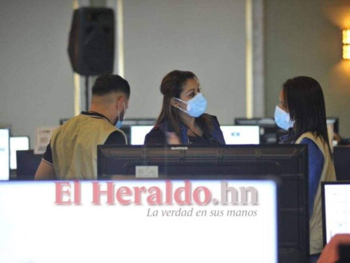 Partidos y medios de comunicación denuncian falta de acceso a una verdadera veeduría en el escrutinio y digitalización de las actas. Foto: Marvin Salgado/ EL HERALDO