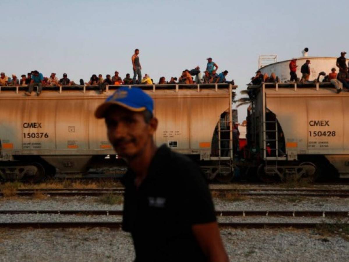 Migrantes centroamericanos se suben a 'La Bestia” tras redada en México