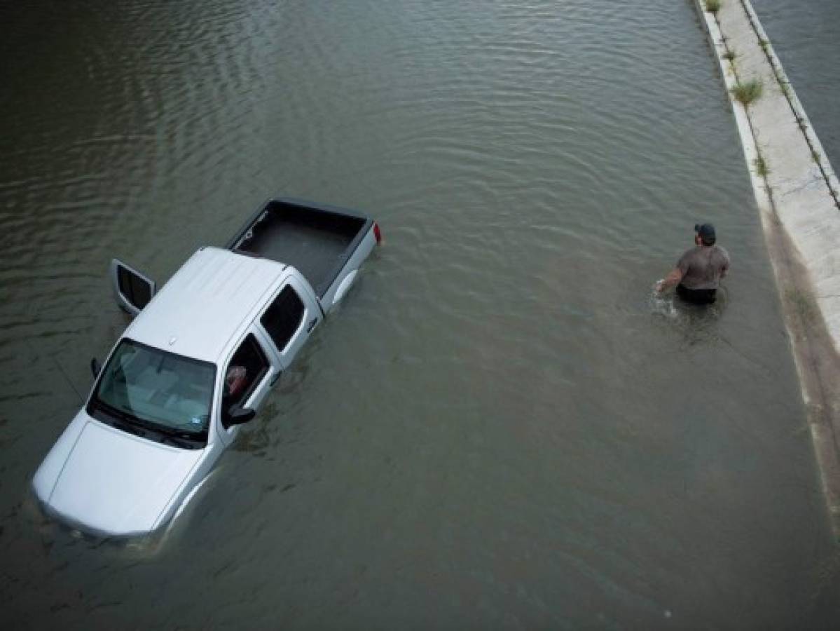 Houston busca hacer frente a la inundación por Harvey mientras Louisiana se prepara