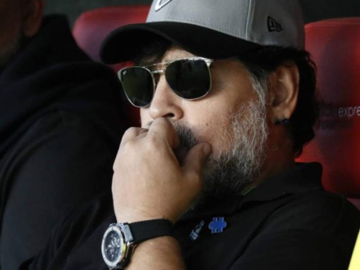 Maradona llega a Argentina para tratarse una dolencia en el hombro