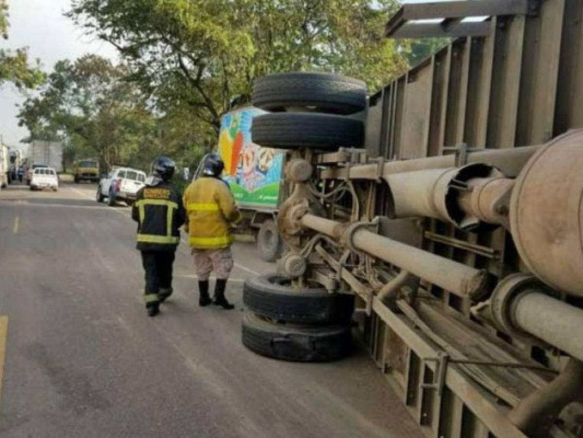 Volcamiento de camión deja un herido y congestionamiento en carretera a Potrerillos, Cortés