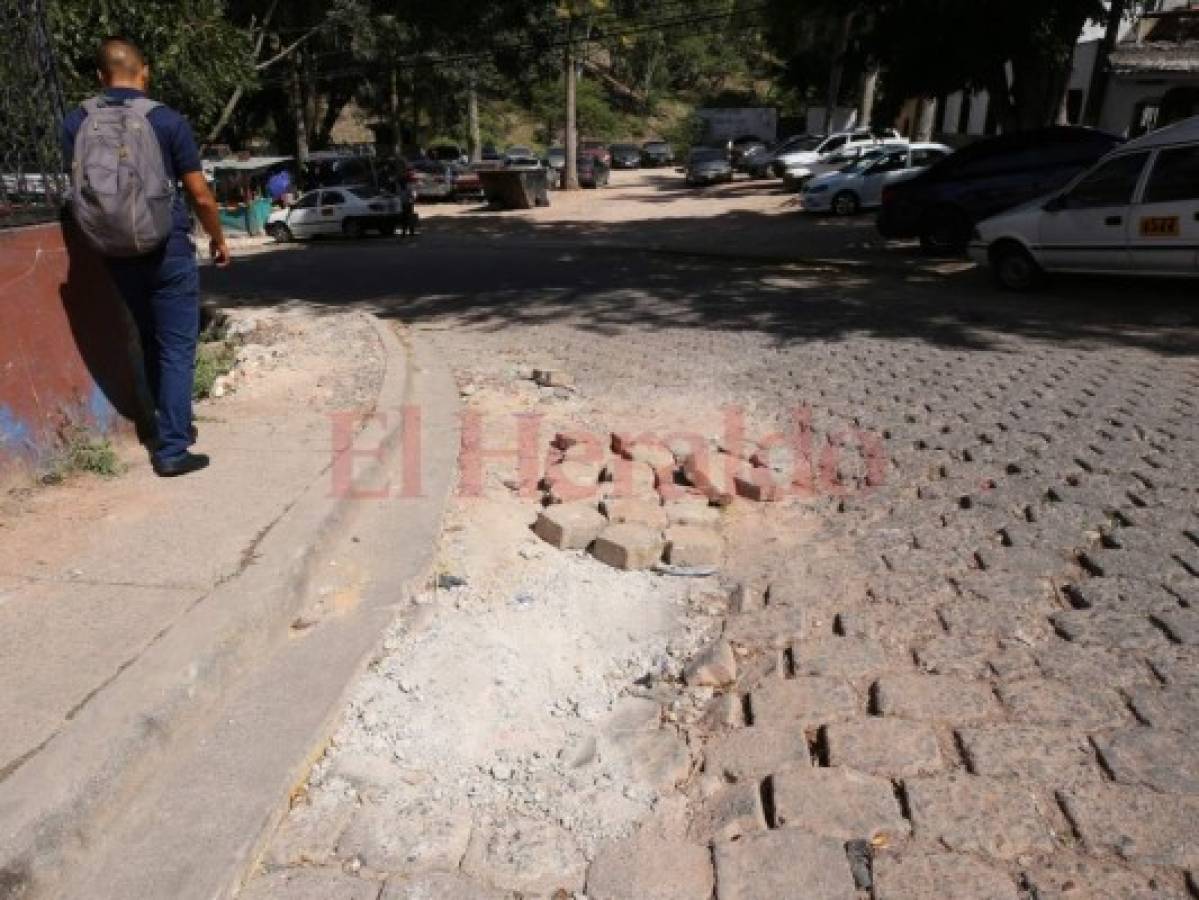 Vecinos preocupados por una calle en mal estado en la colonia Hato de Enmedio