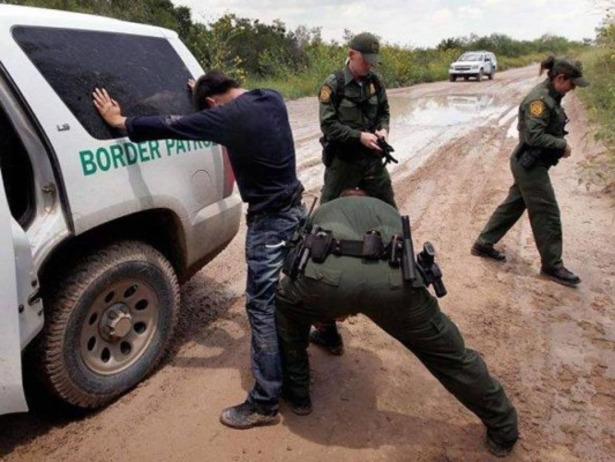 Agentes despojan a inmigrantes al deportarlos