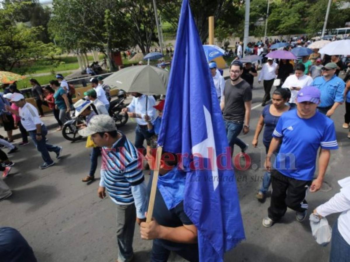 Nacionalistas marchan en la capital en apoyo a Juan Orlando Hernández