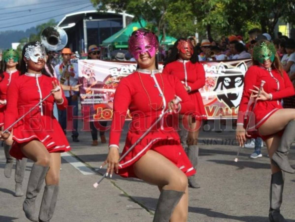El colorido y la música predominan en el 'Carnaval de San Miguel Arcángel'. Foto: Alex Pérez/ EL HERALDO