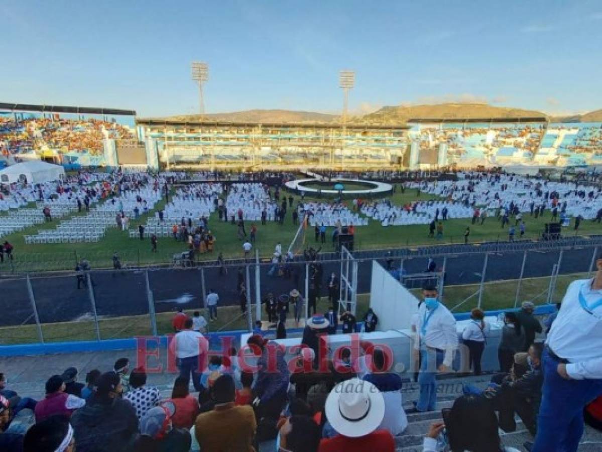 Largas filas y en completo orden, hondureños madrugaron para ingresar al Estadio Nacional