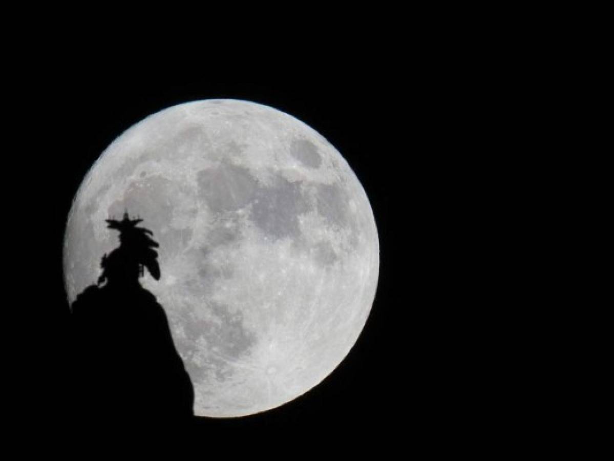 Confirman la presencia de hielo en la superficie de la Luna