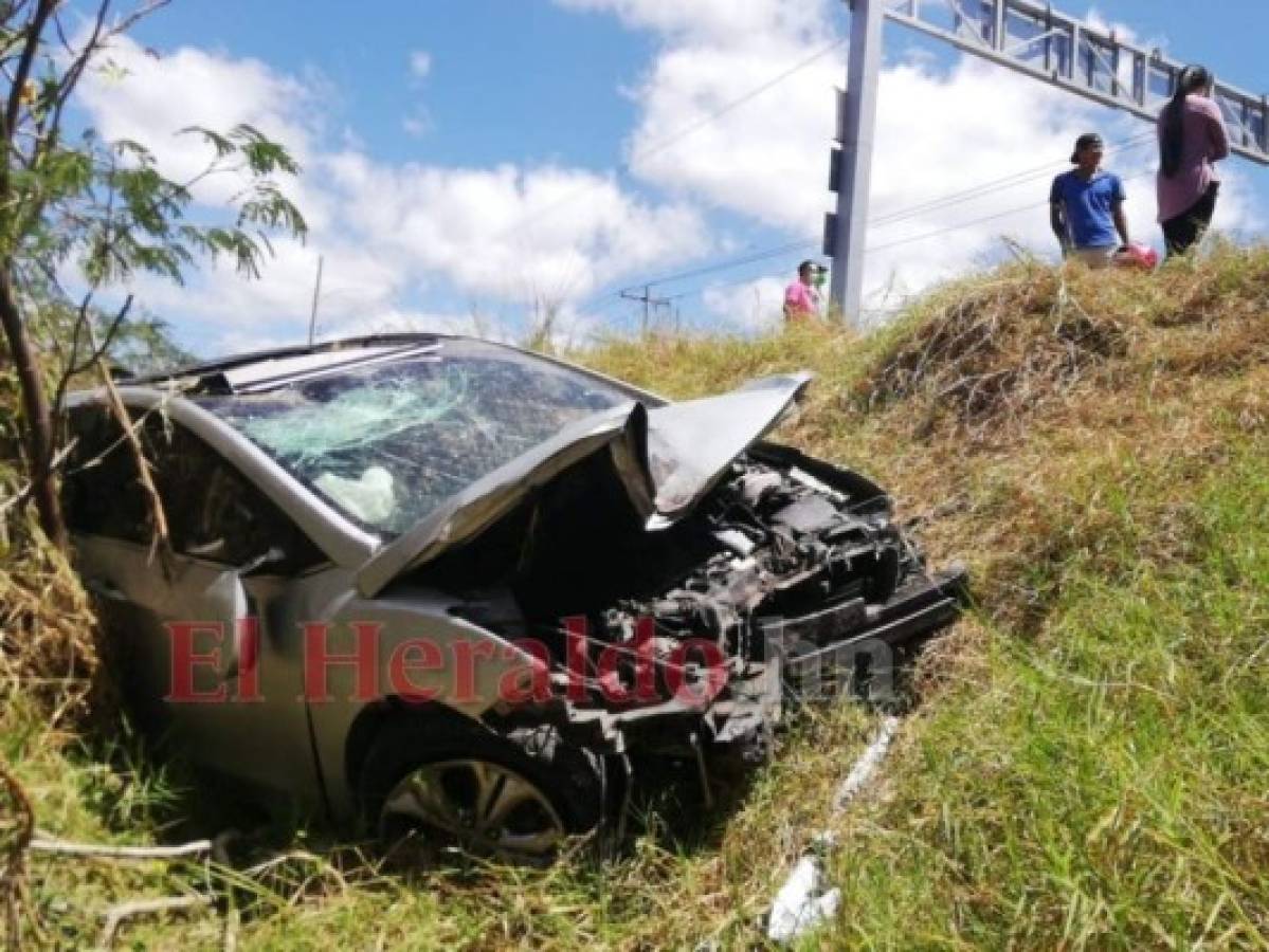 Vehículo pierde el control y cae a un barranco del anillo periférico de Tegucigalpa