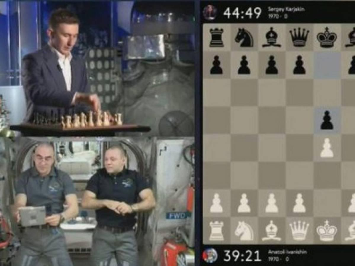Dos cosmonautas juegan ajedrez con un campeón en la Tierra 