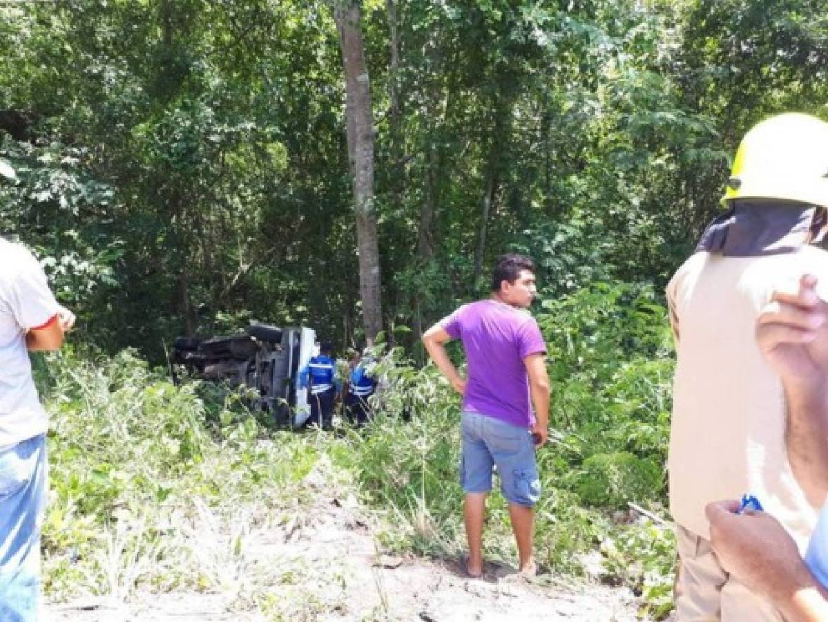 Autobús con 11 salvadoreños sufre accidente en Quimistán, Santa Bárbara