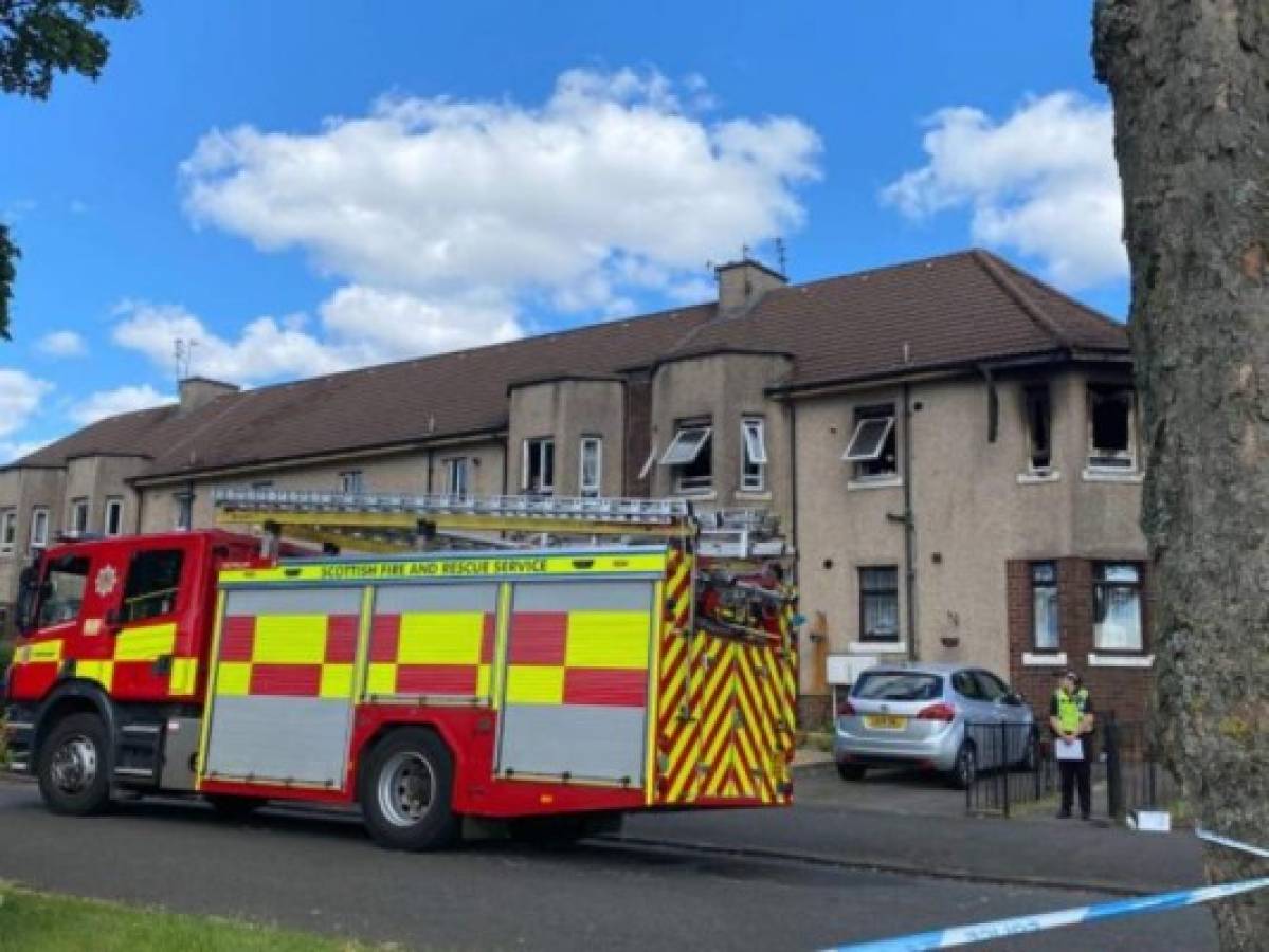 Mueren tres niños en incendio en apartamentos en Escocia