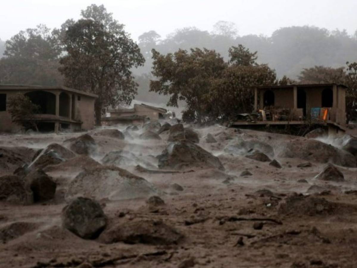 Lluvias provocan deslizamientos en zona afectada por volcán en Guatemala
