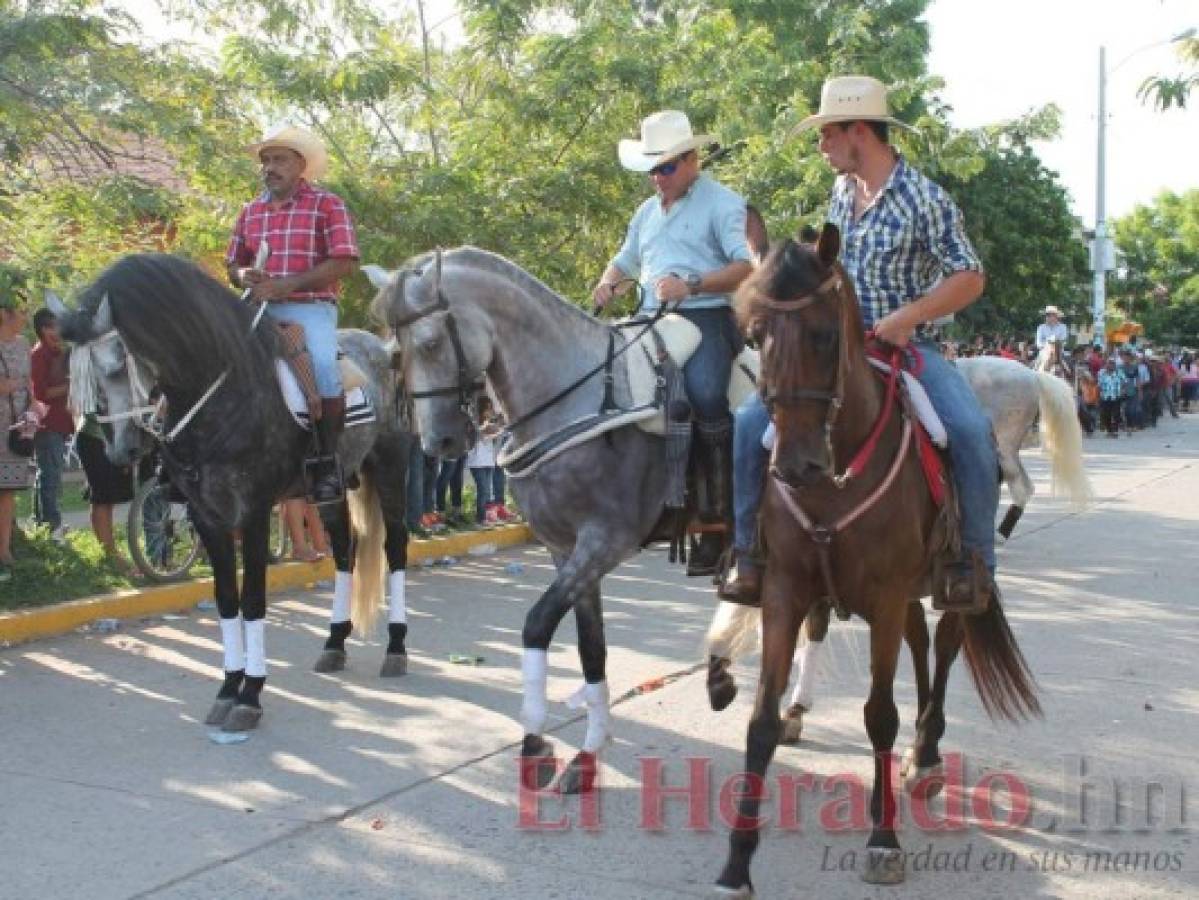 Caballos pura sangre fueron parte del desfile en la zona sur.