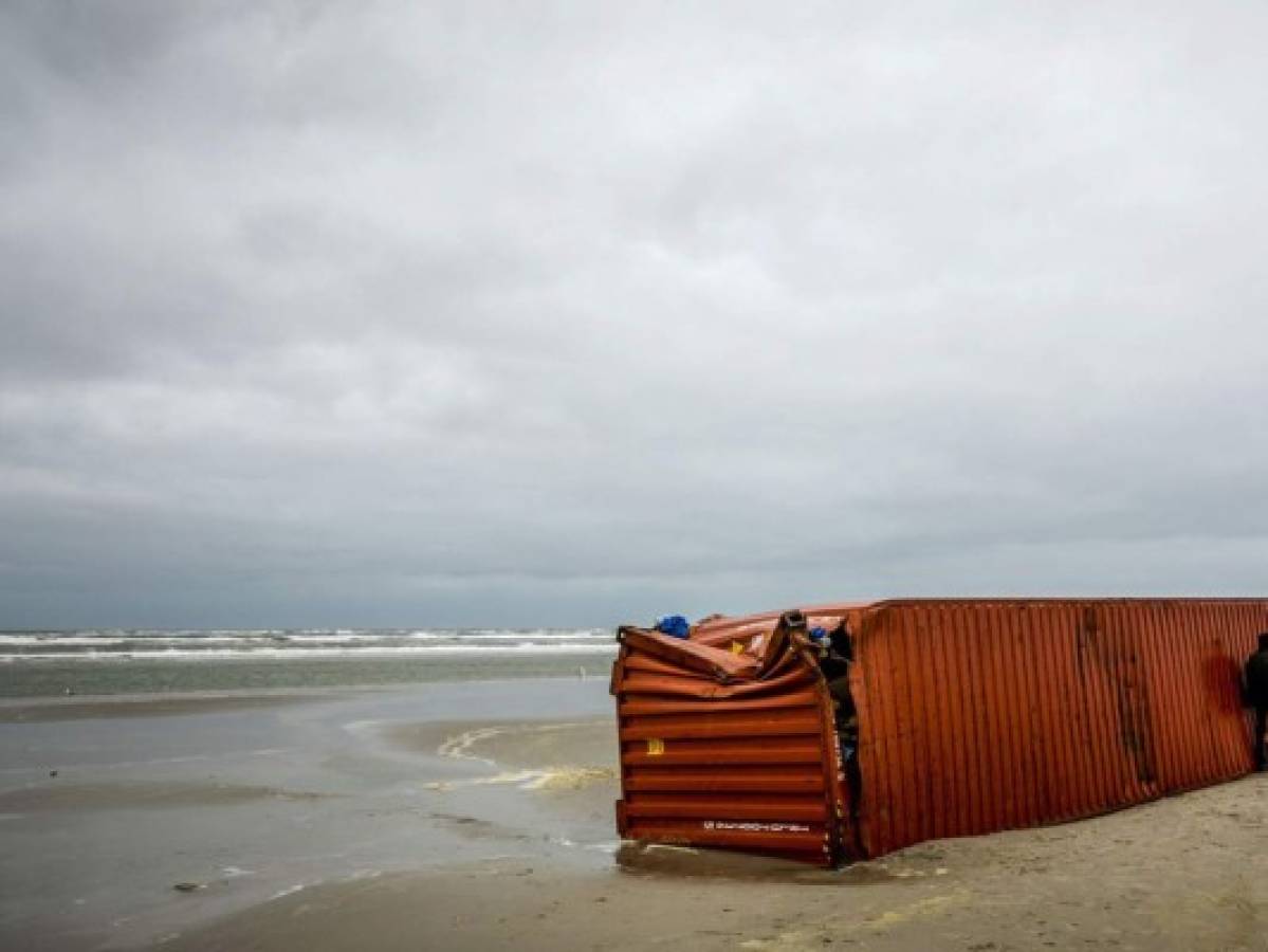 Holanda trabaja en limpieza de playas tras llegada de contenedores contaminantes 