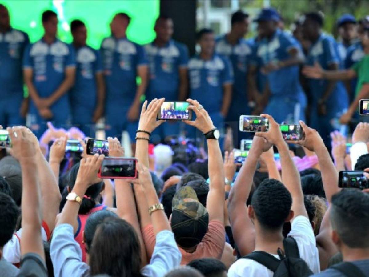 Selección de Honduras intenta levantar moral visitando afición en Chamelecón, feudo de pandillas