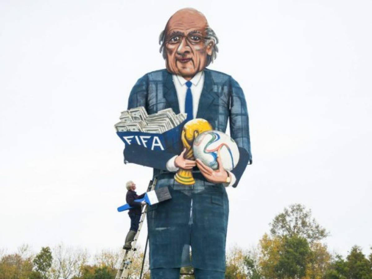 Joseph Blatter 'arderá' en la noche de las hogueras británica
