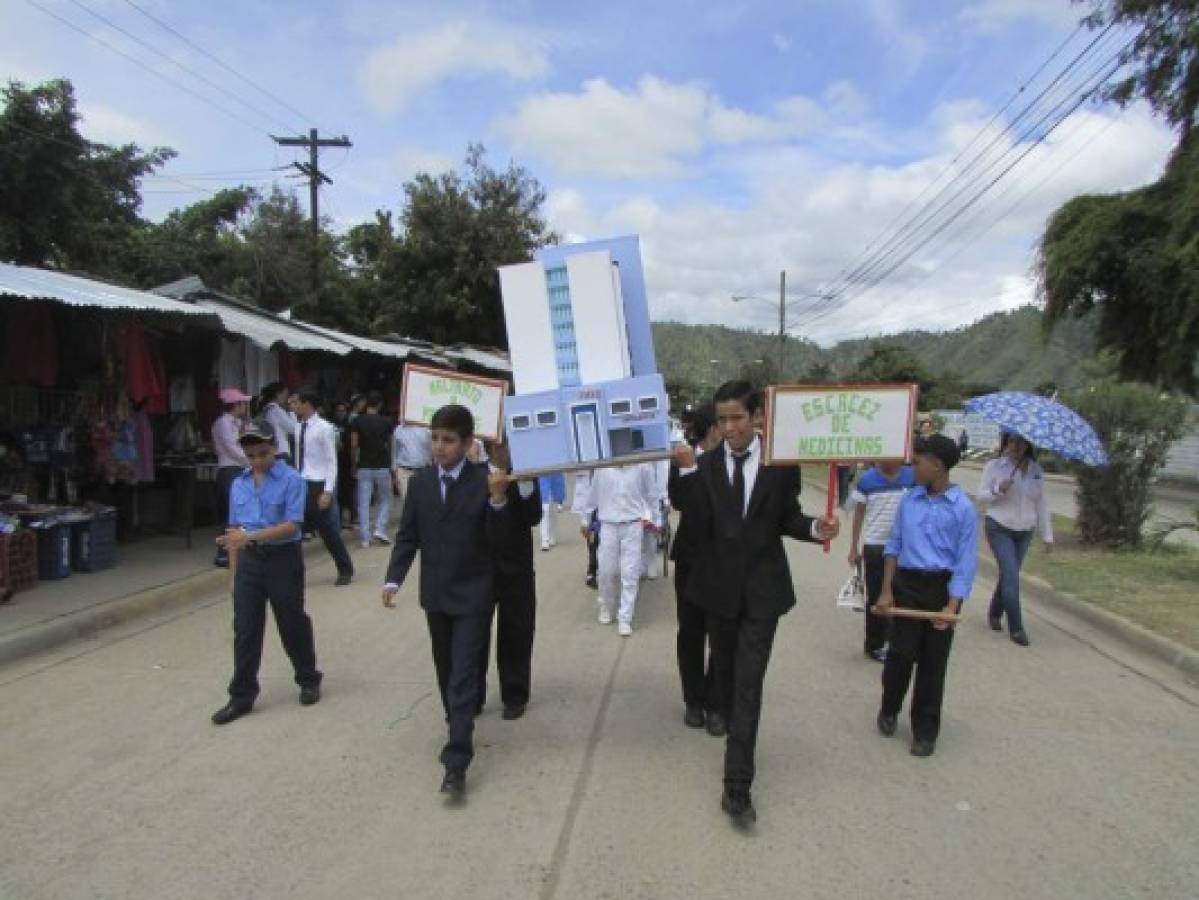 Descalabro del IHSS destacan escolares en desfiles patrios